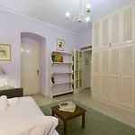 Wishing Well Apartment, Old Town - New Bathrooms , Full Air-conditioning 公寓