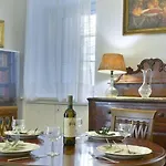 Daire Wishing Well Apartment, Old Town - New Bathrooms , Full Air-conditioning Korfu