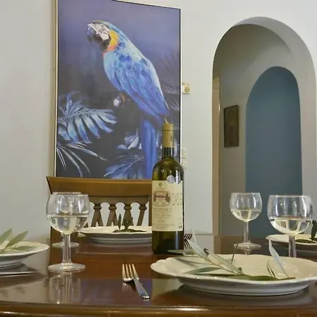 Wishing Well Apartment, Old Town - New Bathrooms , Full Air-conditioning 아파트 *