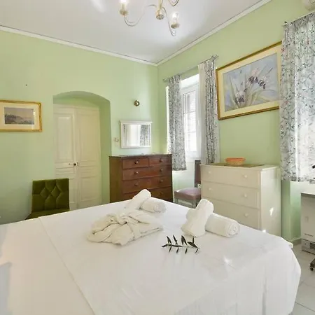 Wishing Well Apartment, Old Town - New Bathrooms , Full Air-conditioning * Corfu (city)