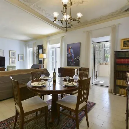 Wishing Well Apartment, Old Town - New Bathrooms , Full Air-conditioning