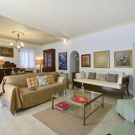 Wishing Well Apartment, Old Town - New Bathrooms , Full Air-conditioning 아파트 *
